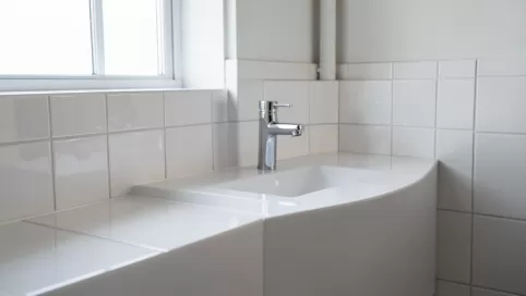 blat z kafelek pod umywalkę